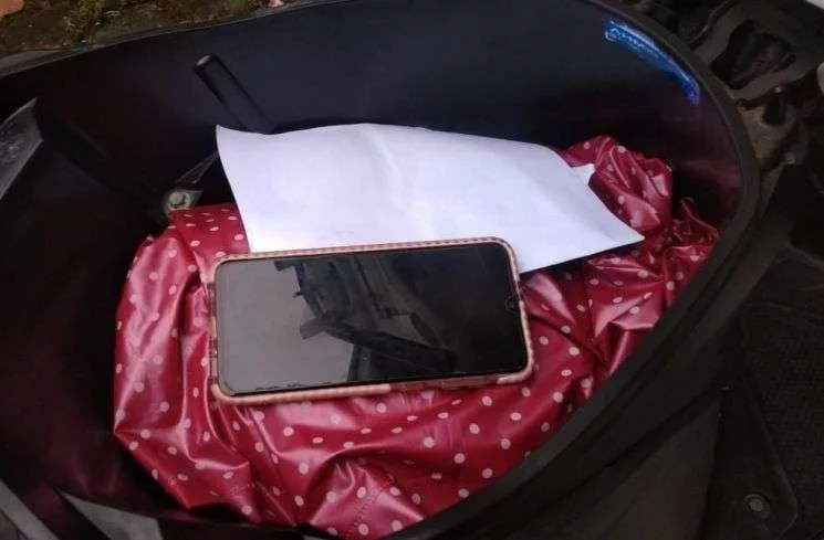 Jangan Taruh HP di Bawah Jok Motor, Bahaya Fatal Mengintai! 1 Bahaya Taruh HP di Bawah Jok Motor