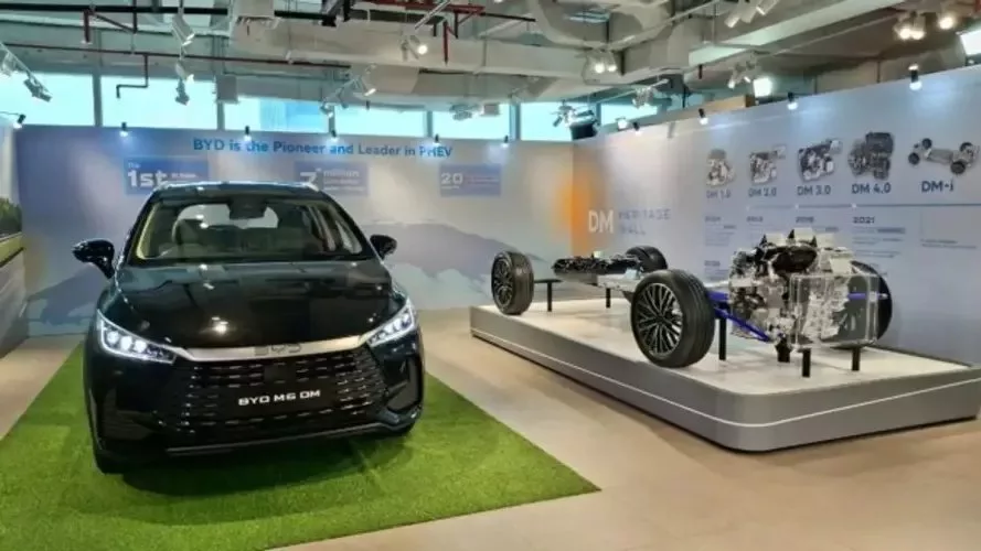 Teknologi BYD Dual Mode: Revolusi Hybrid Terbaru di Indonesia 1 technonesia Model MPV keluarga BYD M6 disiapkan menjadi kendaraan pertama di Indonesia yang mengadopsi sistem pl