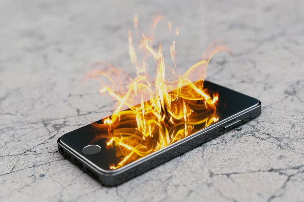 Mengejutkan! 7 Bahaya Main HP Saat Dicas