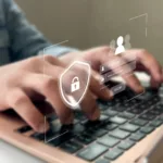 Jonathan Kriss dari AdaKami menekankan bahwa penyalahgunaan data bisa berakibat fatal, seperti pencurian identitas hingga pengambilalihan akun keuangan.
