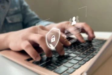 Jonathan Kriss dari AdaKami menekankan bahwa penyalahgunaan data bisa berakibat fatal, seperti pencurian identitas hingga pengambilalihan akun keuangan.