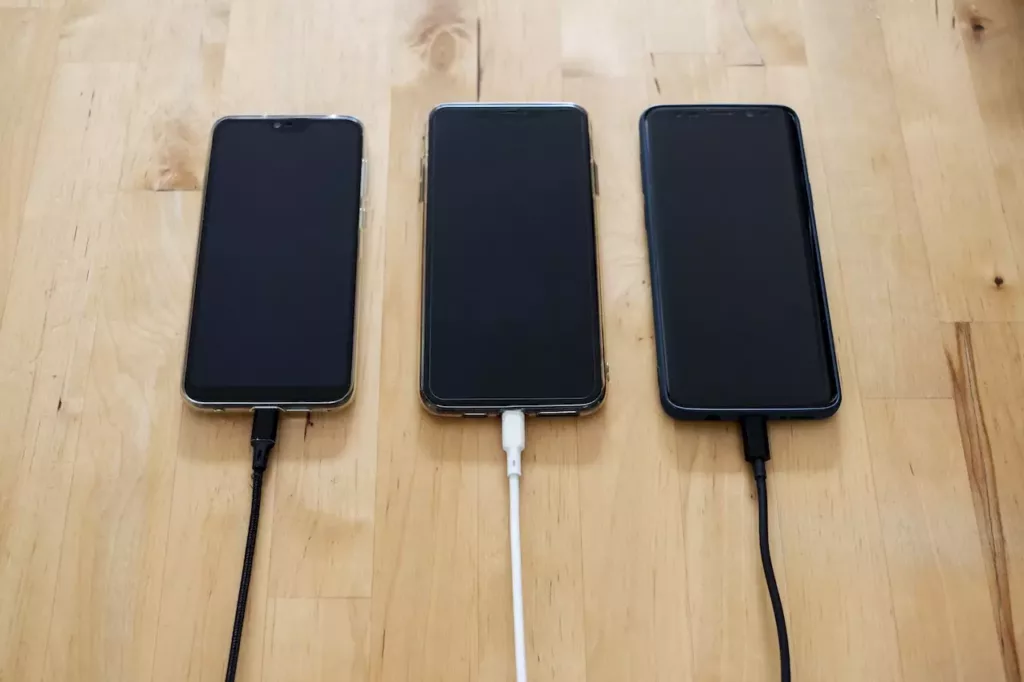 Dicas Malah Drop? Ini 7 Penyebab HP Susah Isi Daya 1 Penyebab HP Susah Isi Daya Charger dan Kabel yang Tidak Sesuai