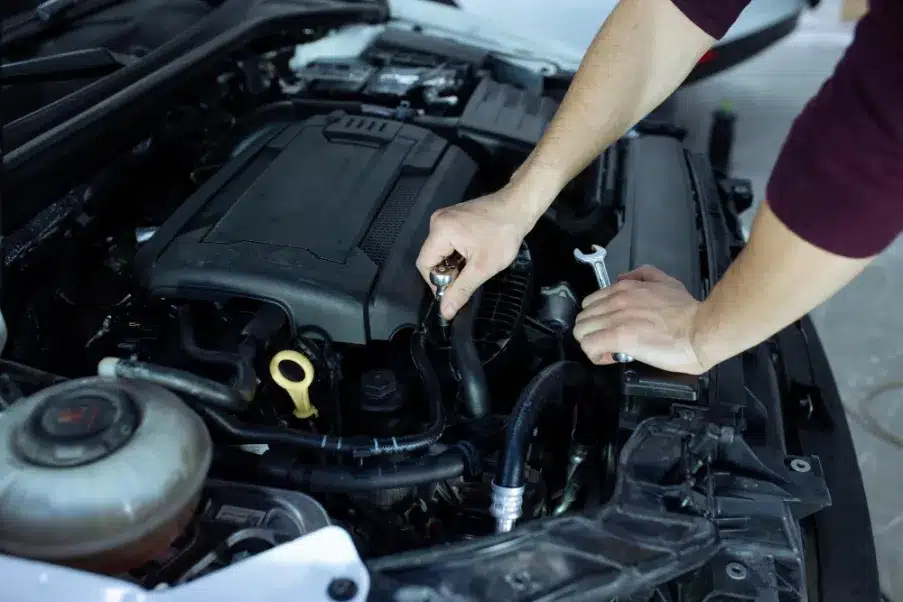 Mitos dan Fakta Penting Ganti Oli Mobil Hybrid
