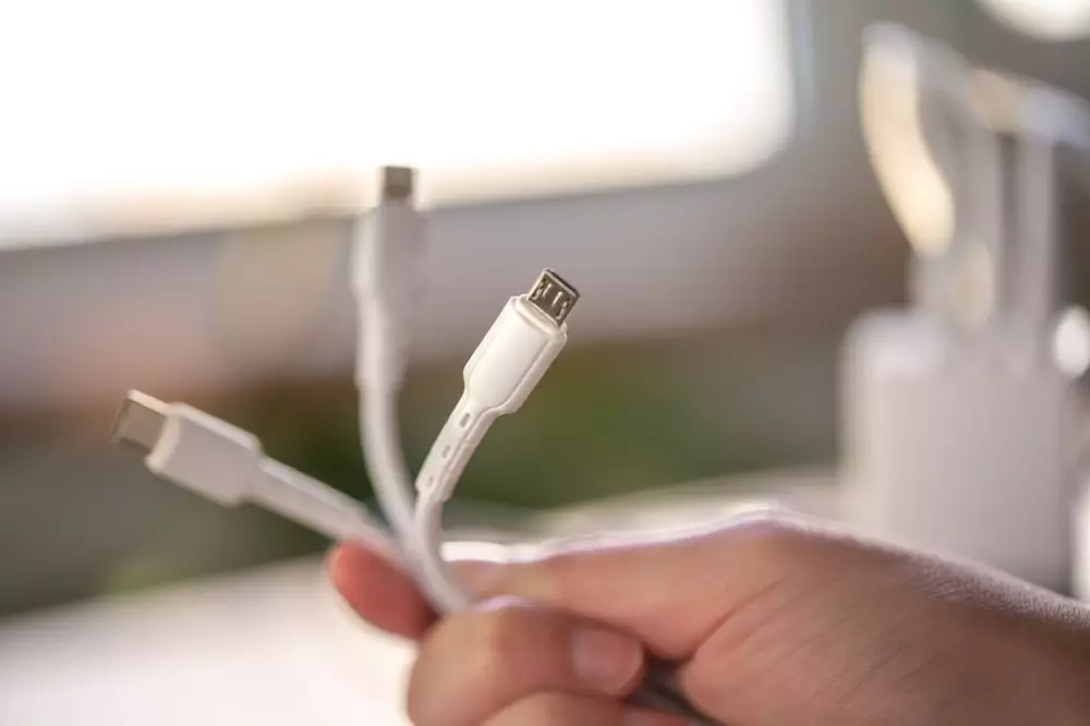 Dicas Malah Drop? Ini 7 Penyebab HP Susah Isi Daya 2 Penyebab HP Susah Isi Daya Charger dan Kabel yang Tidak Sesuai