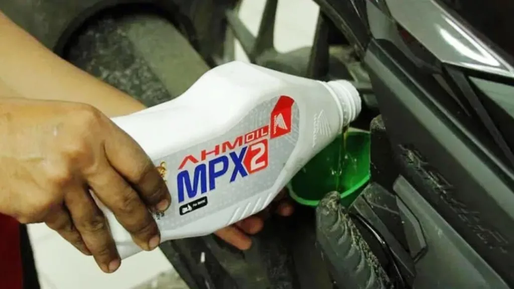 Alasan Harus Rutin Ganti Pelumas Mesin Motor Honda