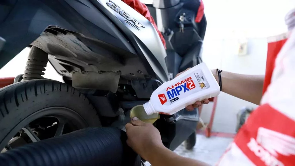 Alasan Harus Rutin Ganti Pelumas Mesin Motor Honda