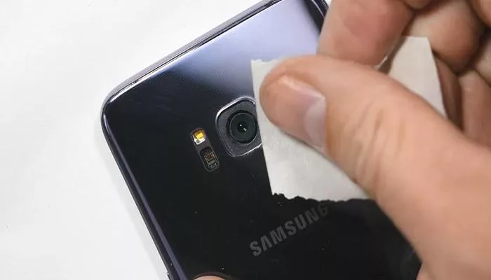 Cara Membersihkan Lensa Kamera HP