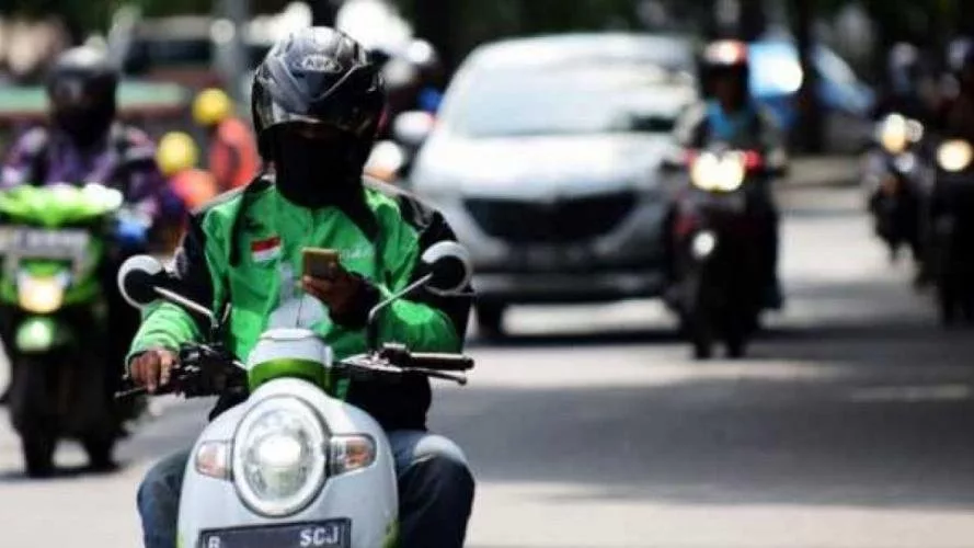 Cara Aman Membawa HP Saat Naik Motor