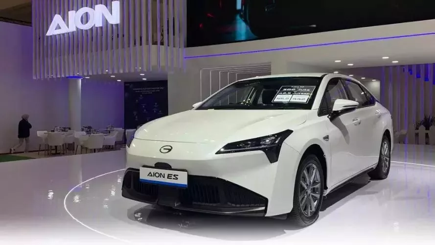 Mobil Listrik Aion ES 2025