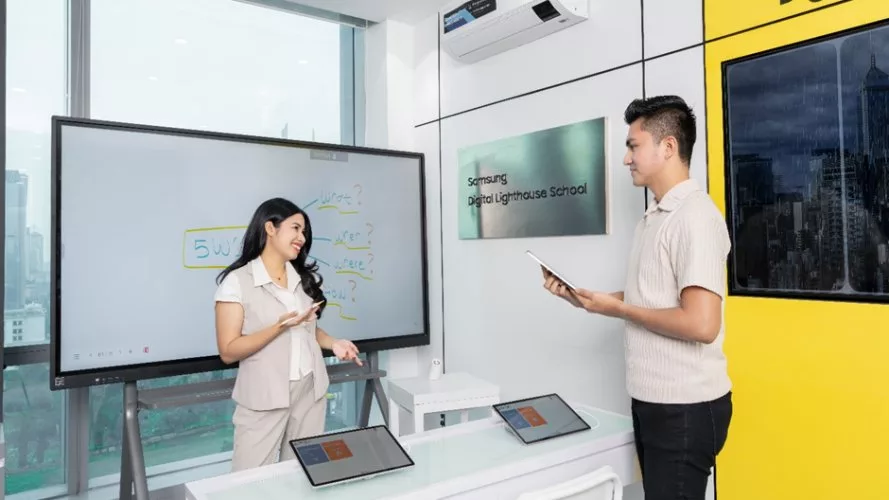 Zona Kelas Pintar dukung pembelajaran digital melalui E-Boards, Galaxy Tablets, dan workshop keterampilan AI