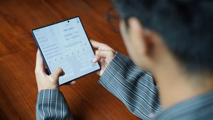 Bangkitnya Kreativitas Anak Muda: Galaxy Z Fold7 dan Z Flip7 Jadi Senjata Revolusioner Generasi Baru 1 Aulion kerap menggunakan Gemini AI untuk mencari referensi ideas untuk kontennya