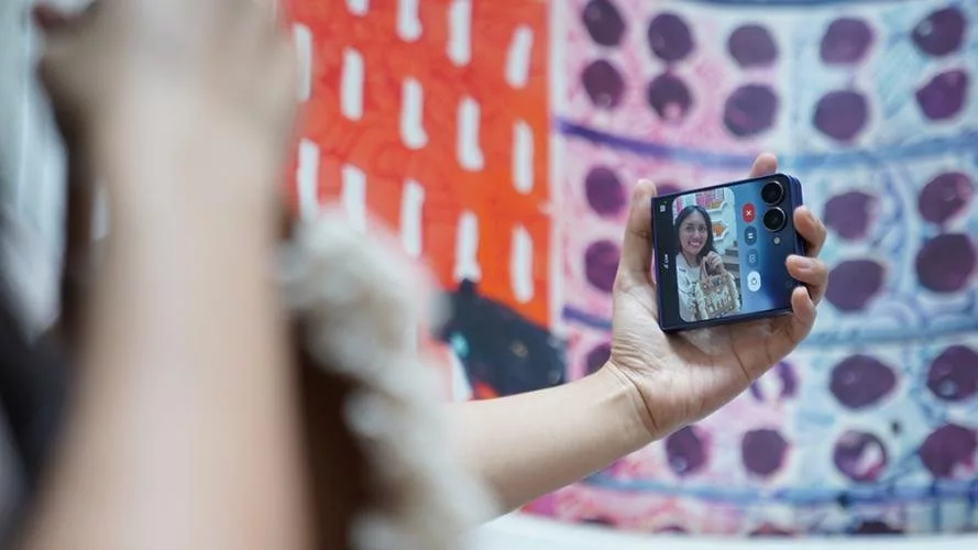 Bianca memanfaatkan Gemini Live Camera untuk meminta saran mengenai outfitnya