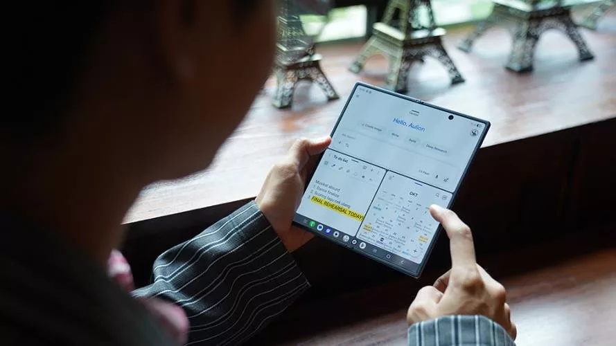 Bangkitnya Kreativitas Anak Muda: Galaxy Z Fold7 dan Z Flip7 Jadi Senjata Revolusioner Generasi Baru 2 Layar Galaxy Z Fold7 yang lebar, mempermudah Aulion untuk multitask untuk melakukan riset, mencatat di notes, dan mengecek kalender