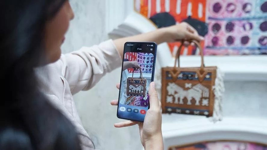 Tak jarang Bianca memanfaatkan Gemini Live Camera untuk tahu filosofi dari kain yang digunakannya